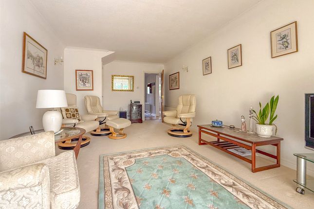 4, Woodley Gardens, Hampshire photo 2