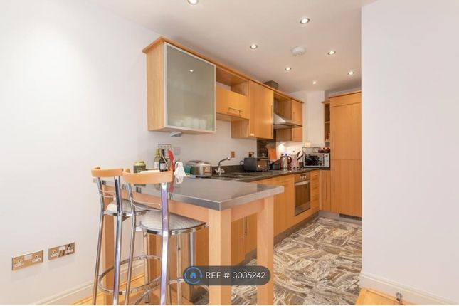 Flat, Dolben Court Montaigne Close, London photo 4