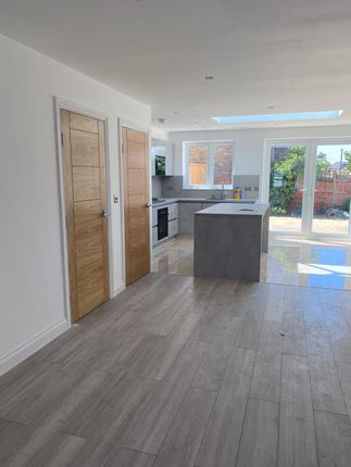 Shard Villa, Lambs Lane North, Rainham photo 4
