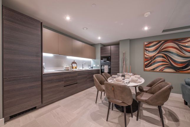 314 Rhodes East, Quarry Hill, Leeds photo 2
