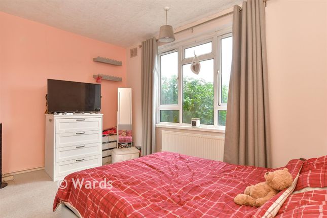 34, Dickens Avenue, Dartford photo 3
