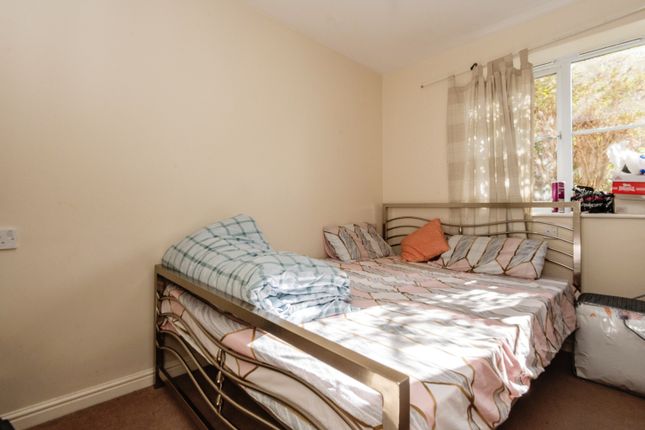 Flat for sale in Gillespie Close, Bedford, Bedfordshire
