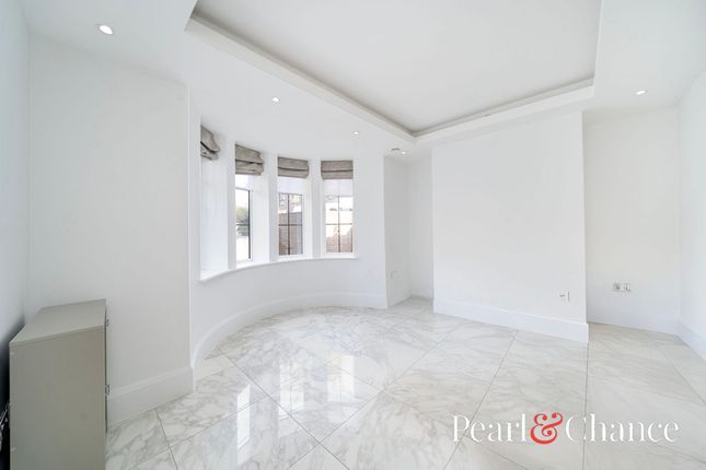 82 Chandos Way, London photo 3