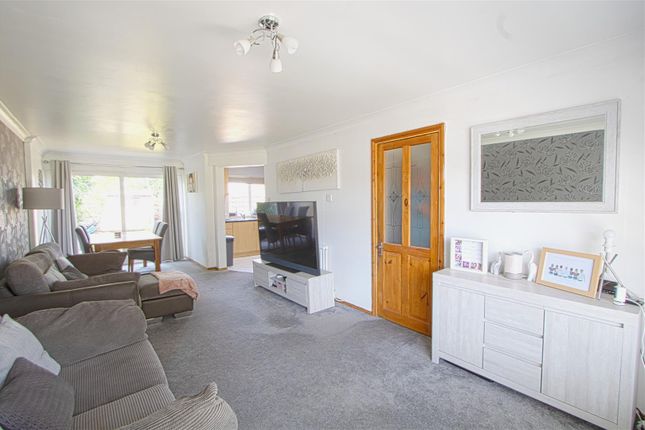 25, Ravensfield, Basildon photo 2