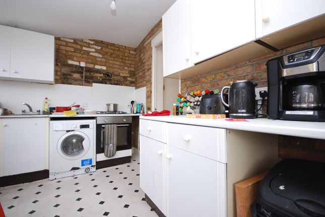 Thumbnail Flat to rent in Elms Crescent, Clapham