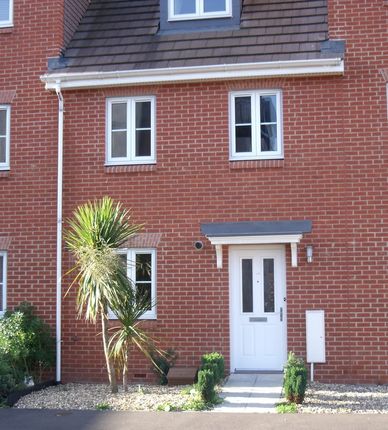Semi-detached house to rent in Vixen Drive, Aldershot
