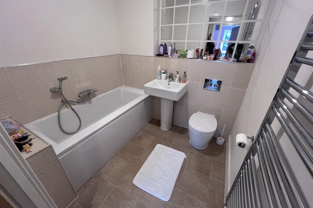Flat for sale in Holly Acre, Dunstable