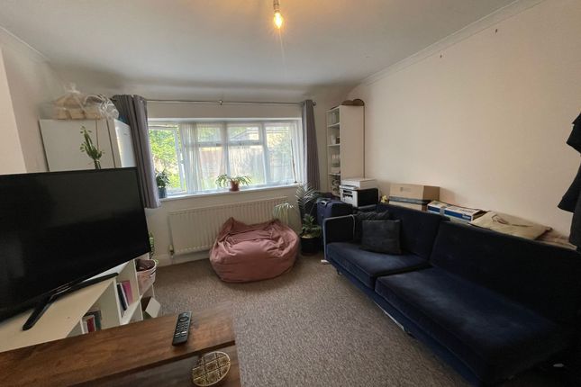 88 Beverley Gardens, WEMBLEY photo 2