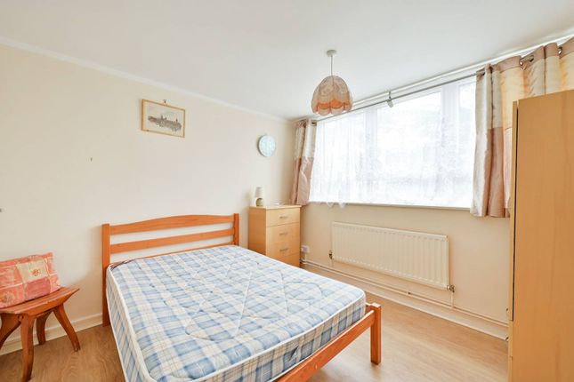 Flat to rent in Stoford Close, Southfields, London