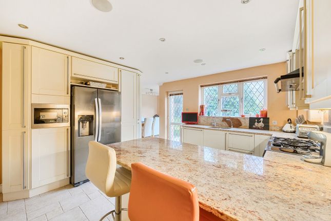 32, Summersbury Drive, Surrey photo 3