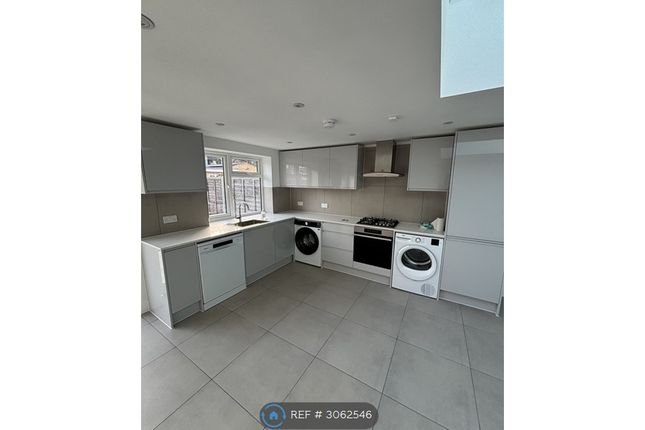 Kings Avenue, Greenford photo 3