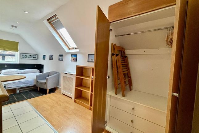 *24 350, Finchley Road, London photo 3
