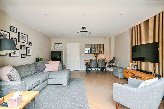 25, Commodores Close, Sheerness photo 3