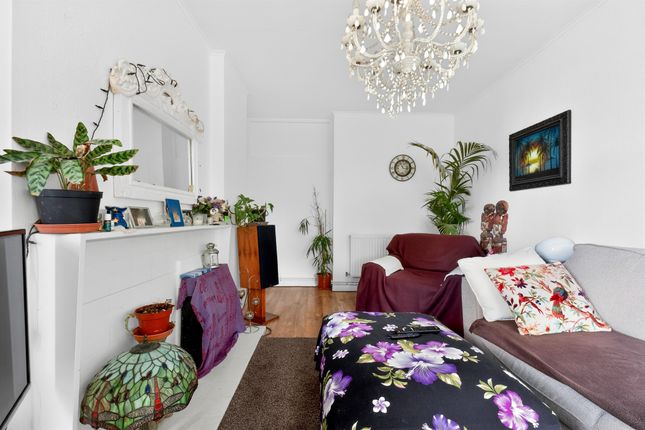 79, Swanton Gardens, London photo 2
