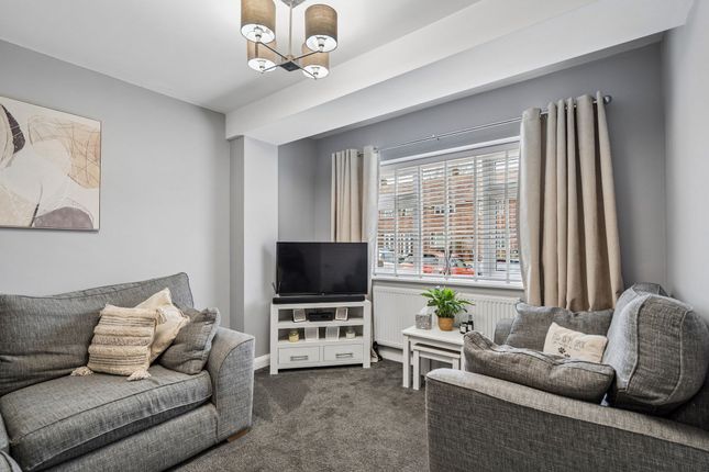 11 Embleton Road, Watford photo 2