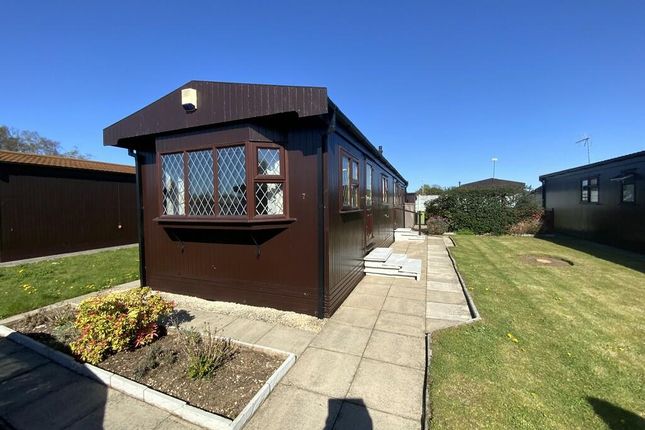 2-bed caravan on The Elms Retirement Park, Torksey, £110,000
