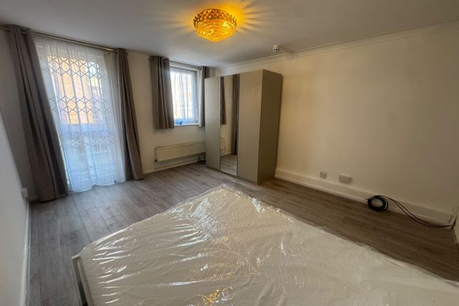 4-bed house on Kemps Drive, London, £3,500/mo
