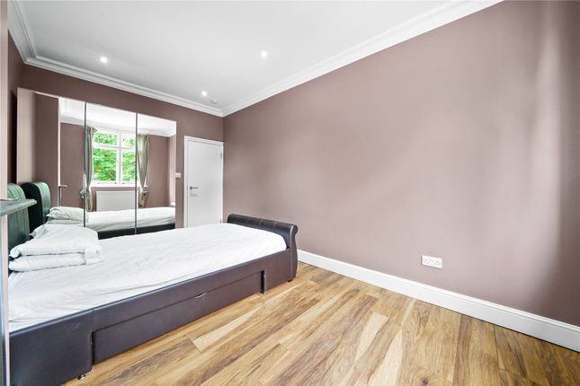 Flat for sale in Crescent Grove, Clapham Common, London