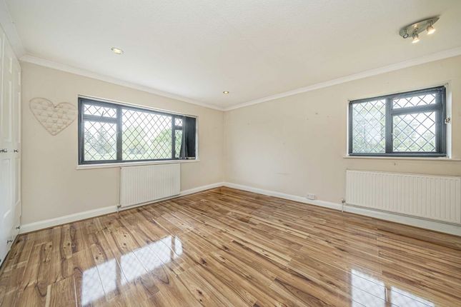 22, Linden Way, Shepperton photo 4
