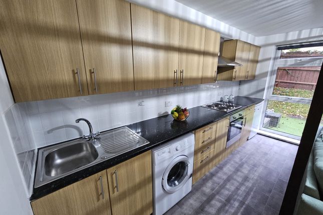 Flat C St Aldates Court St Ives Close, Luton photo 2