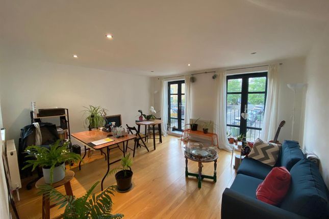 2-bed house on Flat 4, 13, Argyll Close, London, £2,400/mo