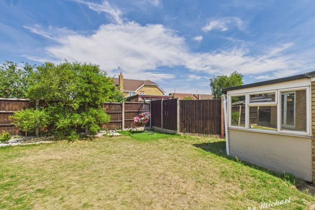 5 Douglas Road, Aylesbury photo 3