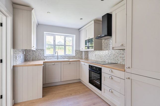 5, The Avenue, Sutton Scotney photo 3