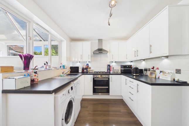 9, Howell Close, Warfield photo 4