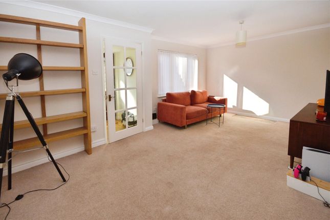 7, Winchester Close, Hertfordshire photo 2