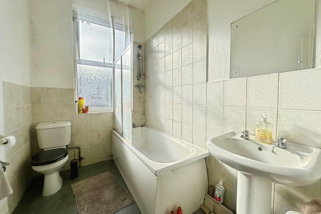 Flat 144B, Brierley Street, Bury photo 5