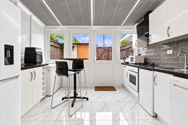 43 Radnor Close, Mitcham photo 3