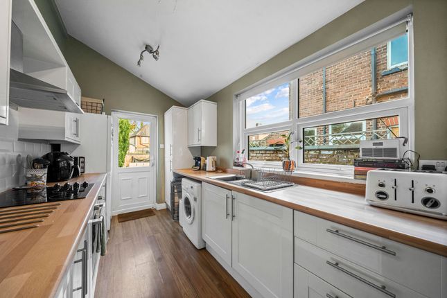 6 Winmarleigh Gardens, Leigh photo 4