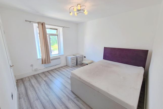 Right First Floor Flat 4, 30, Bear Road, Feltham photo 3
