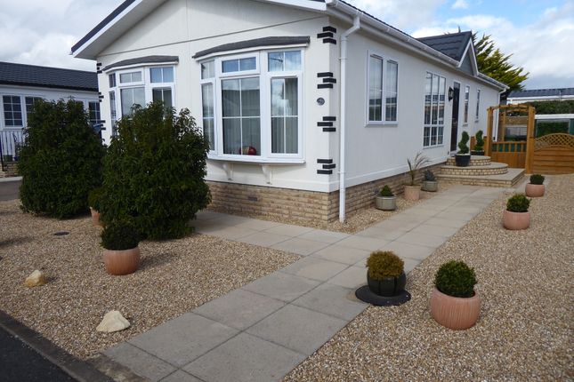 Thumbnail Mobile/park home for sale in Leedons Residential Park, Broadway, Worcestershire