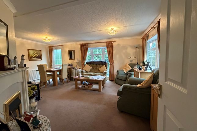 32 Fangrove Park, Chertsey photo 3
