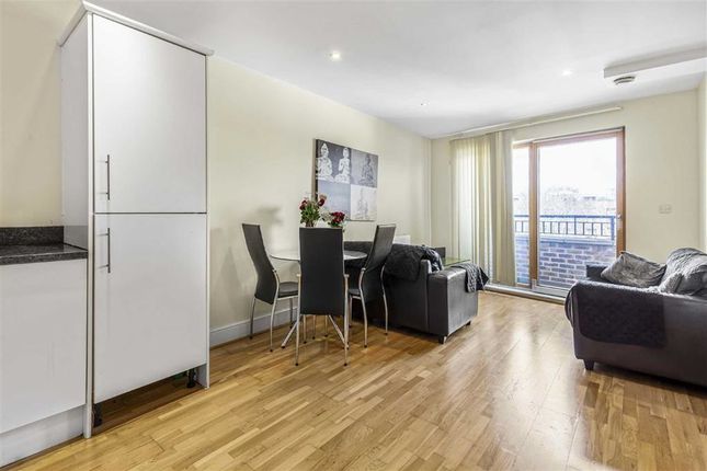 Flat to rent in Bankwell Road, London