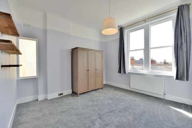 Flat to rent in Chichele Road, Willesden Green, London