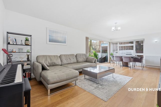 1 The Hollies New Wanstead, London photo 3