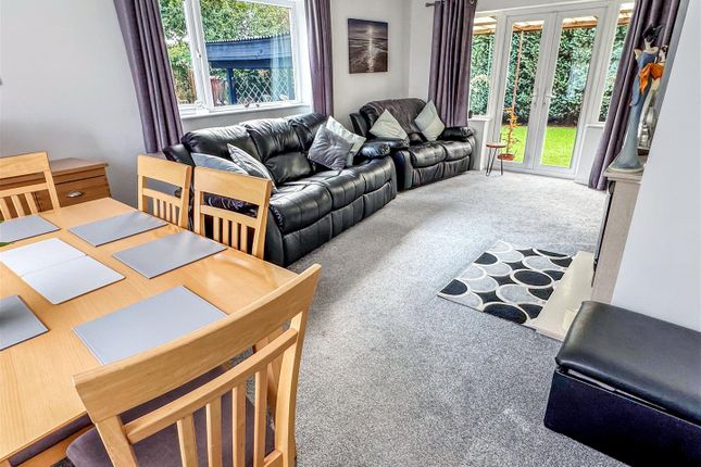 25, Oakcroft Gardens, Littlehampton photo 3