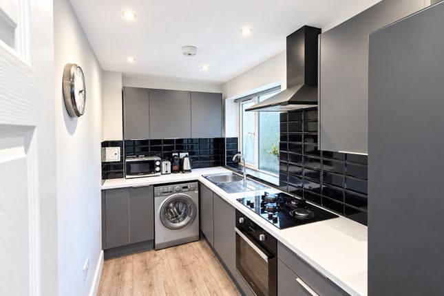 Flat 3, QC, Queens Crescent, London photo 4