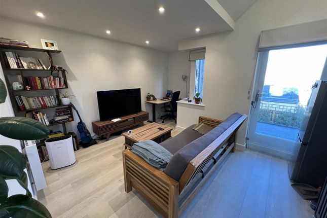 Thumbnail Flat to rent in Newmarket Road, Cambridge