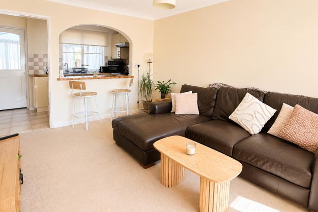 21, Griffon Close, Farnborough photo 3