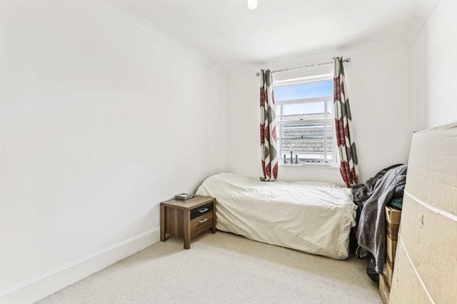 Flat for sale in Deerhurst Crescent, Hampton Hill, Hampton