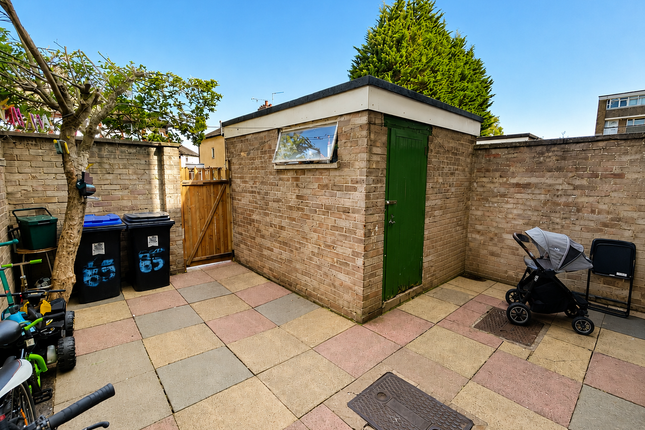 85, Walton Court, WOKING photo 2