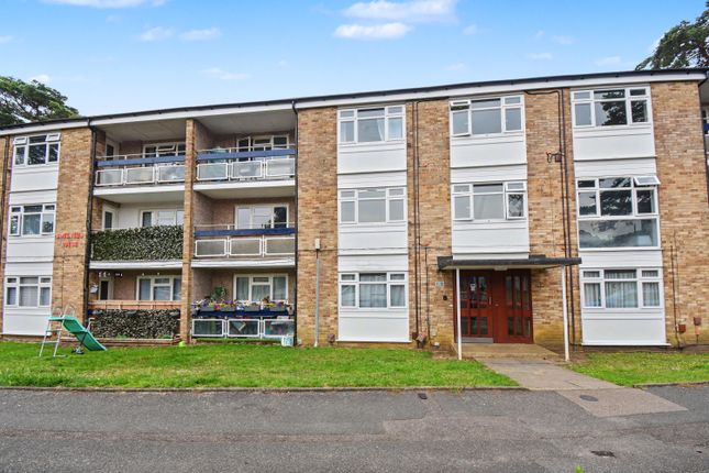 3-bed flat on Flat 9 Boulters House, Bracknell, £150,000