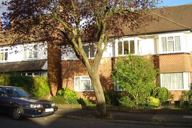 Flat to rent in Meadow Road, Pinner, Middlesex