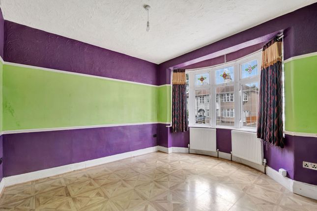 81 Rochester Drive, Westcliff-on-Sea photo 2