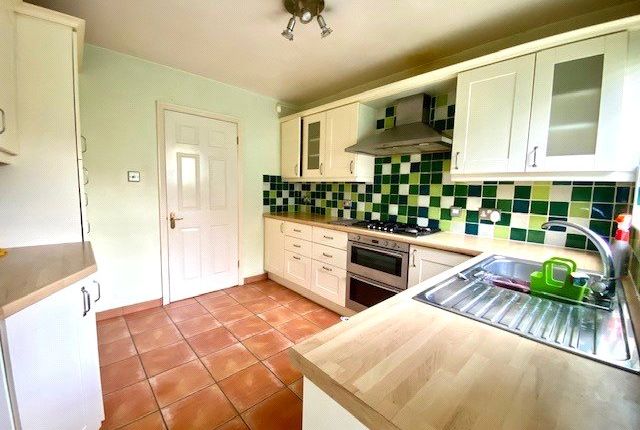 10, Sir Galahad Road, Hampshire photo 2