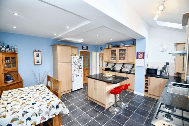 2 Oakville Drive, Salford photo 4