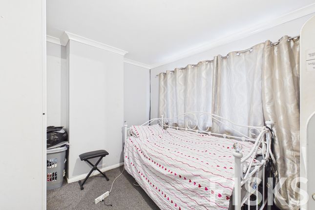 16, Moss Drive, Basildon photo 5